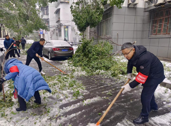 担当丨同心协力共行动 扫雪清障护平安——长江投开党委践行国企担当(图1)